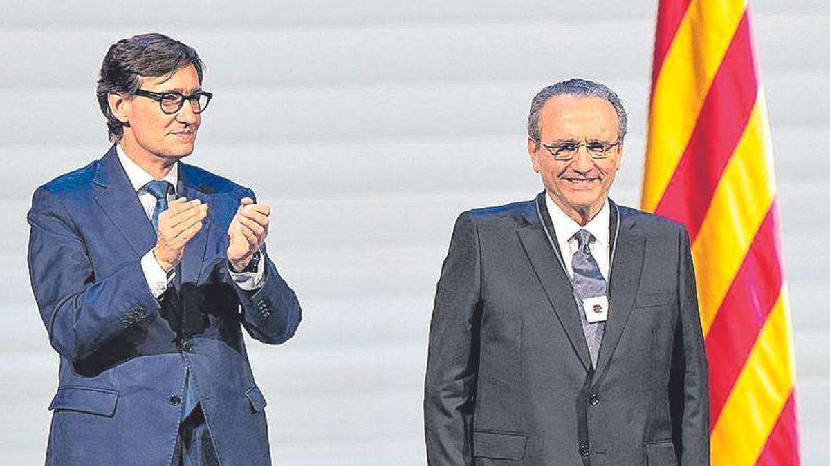 Salvador Illa aplaude a Javier Moll tras condecorarle. |  Zowy Voeten