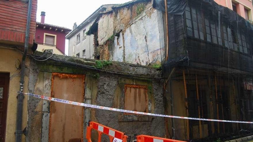 El edificio del que se desprendió parte de la fachada en la calle Doctor Cuesta Olay de Noreña.