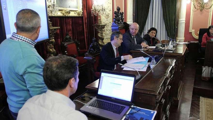 El sorteo de la composición de las mesas electorales se realizó en un pleno extraordinario.  // Iñaki  Osorio