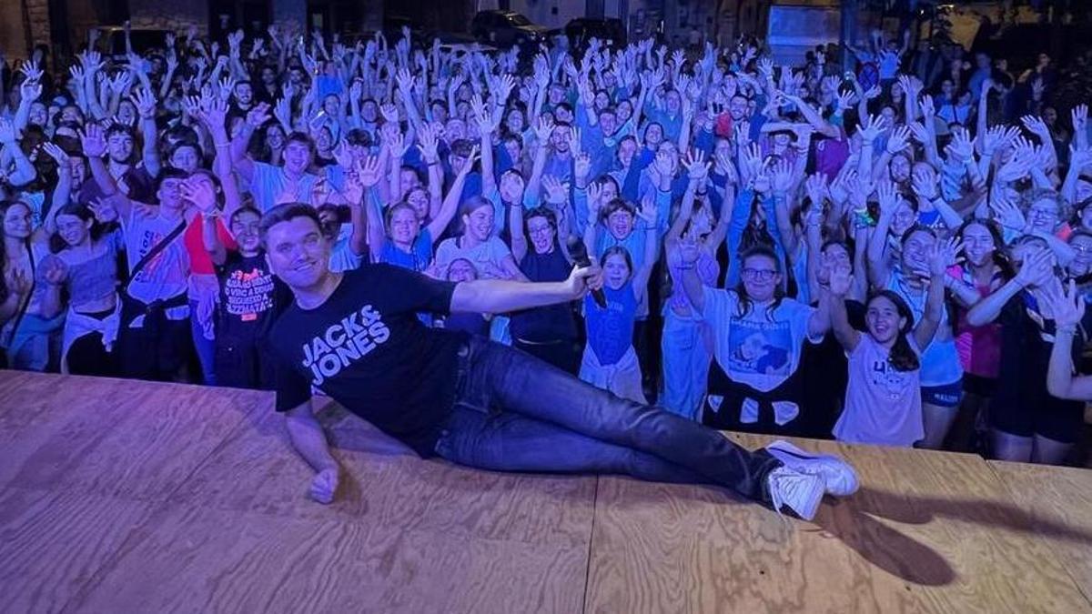 Marc Anglarill en un concert fent-se una foto amb el públic