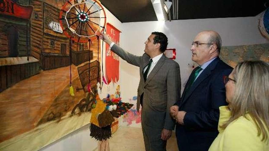 El delegado territorial de la Junta, Alberto Castro, acompañado por responsables educativos, observa algunos de los materiales expuestos en el Museo Etnográfico.