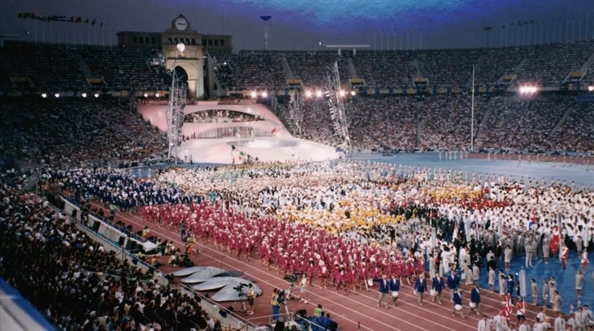 Los atletas llenan el tartán del Estadi Olímpic en la ceremonia inaugural.