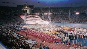 Los atletas llenan el tartán del Estadi Olímpic en la ceremonia inaugural.