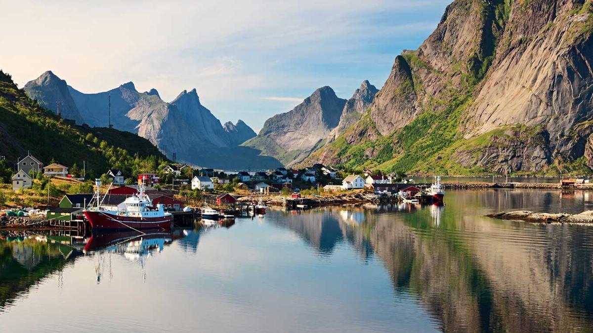 Reine, picturesque Norwegian fishing village in Lofoten Islands