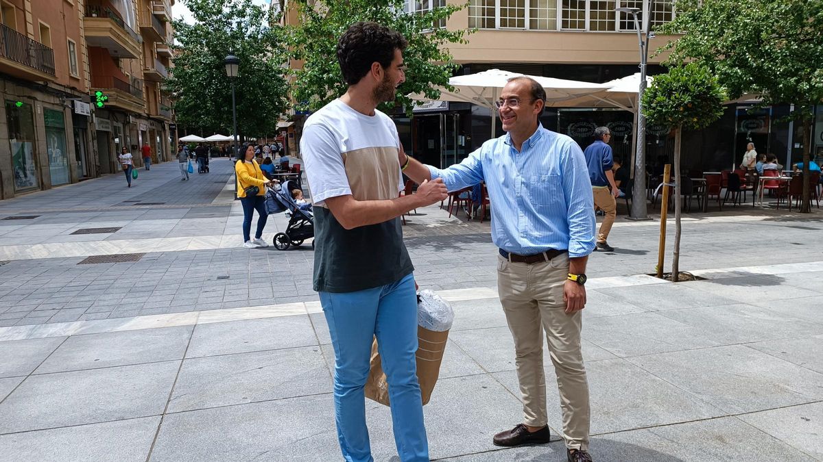 Rafa Mateos saluda a un joven esta mañana en San Pedro de Alcántara.