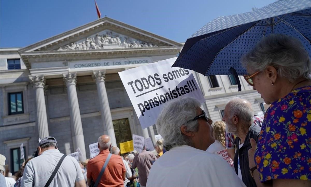 Manifestación de pensionistas frente al Congreso de los Diputados.