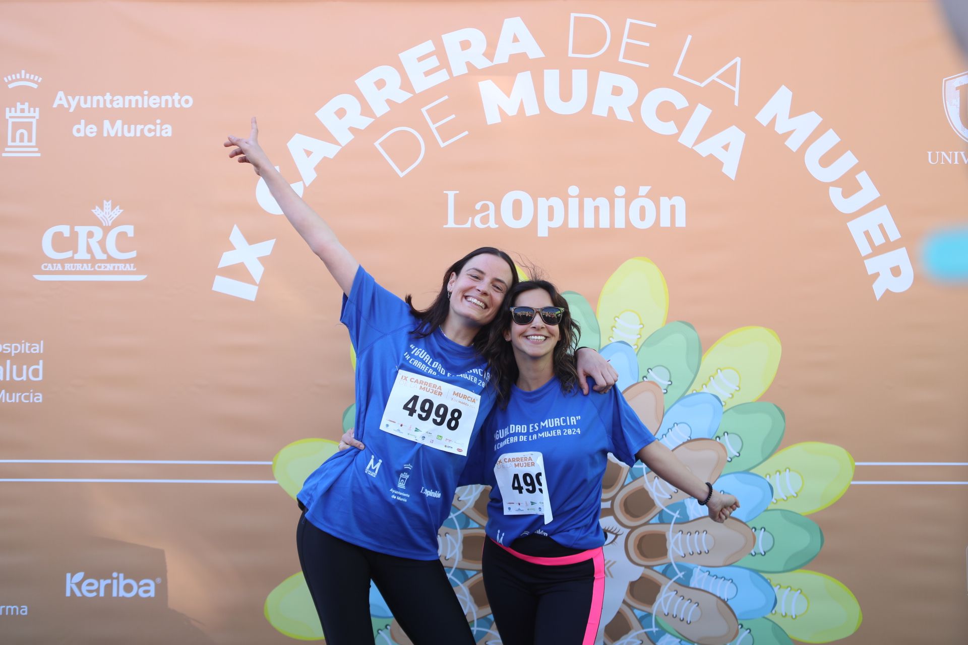 Las participantes posan en el photocall tras finalizar la Carrera de la mujer de Murcia