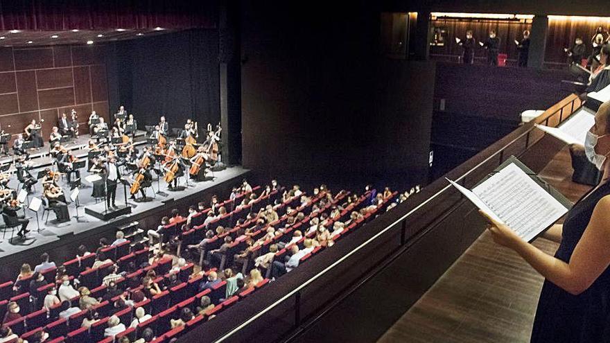 L&#039;0rfeó Català cantant a l&#039;amfiteatre mentre toquen els músics a l&#039;escenari