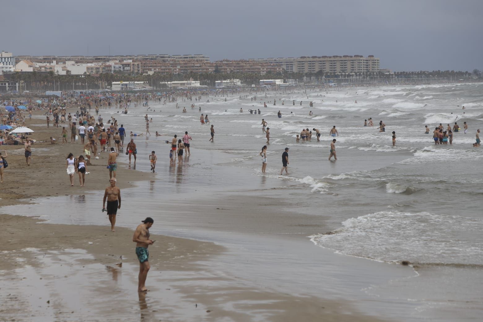 La lluvia no vacía las playas: así está hoy la playa de la Malva-rosa