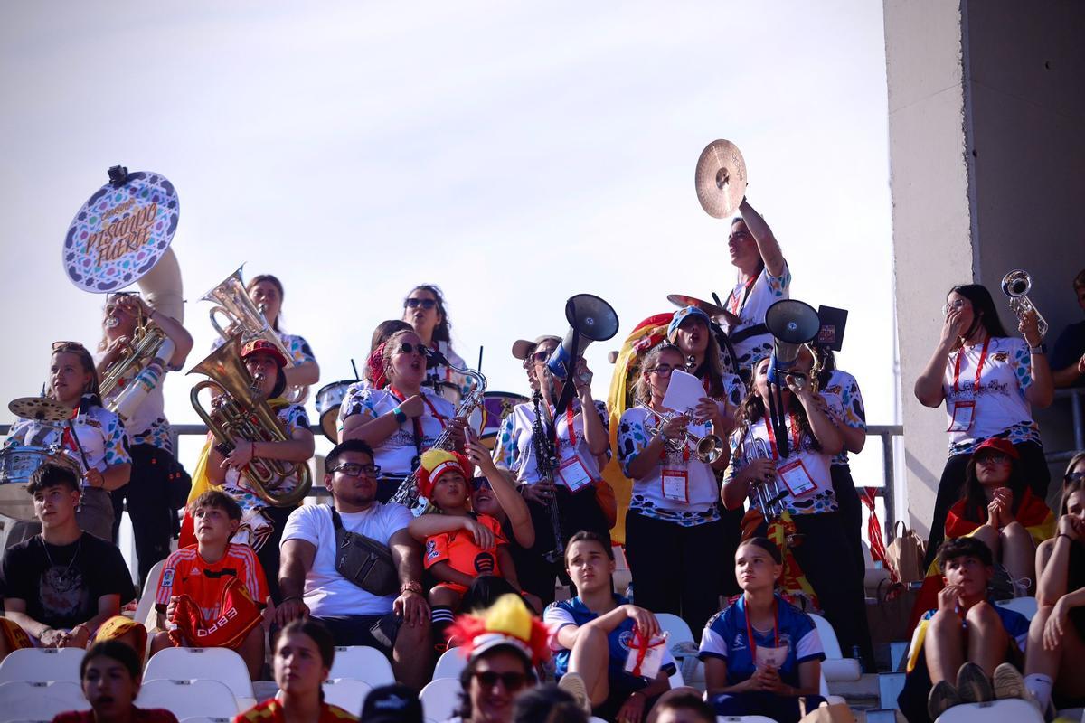 La charanga 'Pisando fuerte', en las gradas de El Arcángel, durante el España-Ucrania.