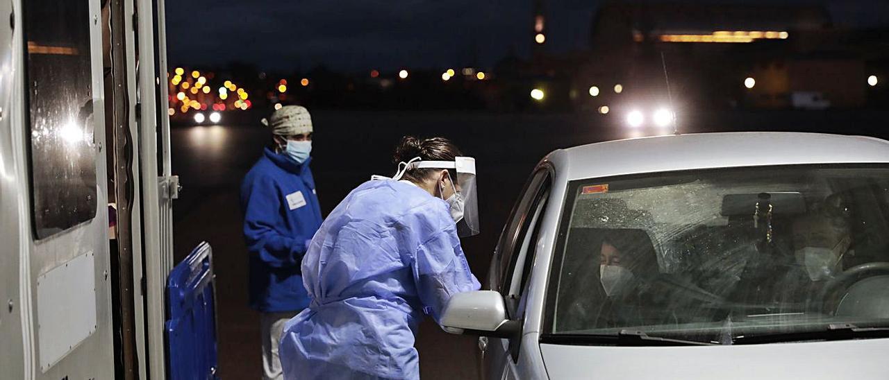 Sanitarios realizando pruebas PCR en el autocovid de Marina Civil de Gijón, ayer. | Marcos León