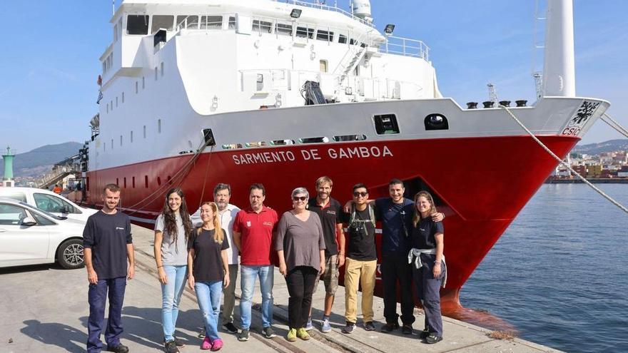 Algunos de los miembros de la expedición que hoy parte de Vigo.