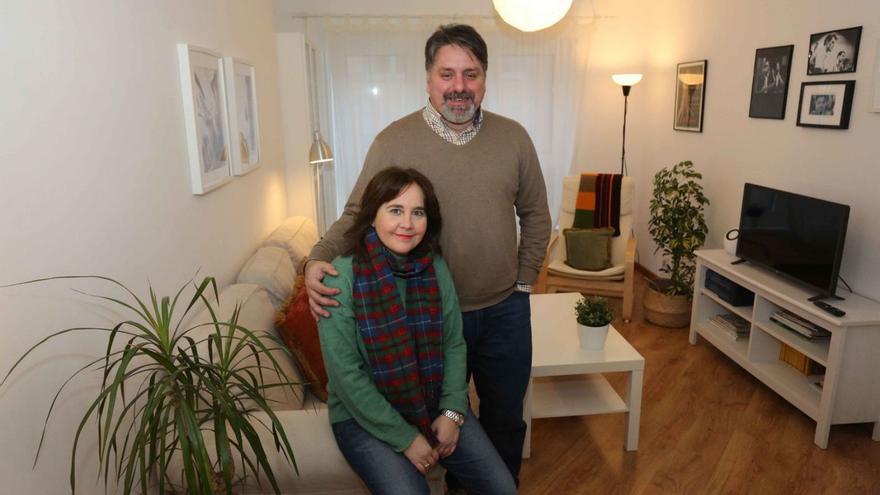 Carlos González y Silvia García, en su vivienda de uso turístico en As Atochas.   | // IAGO LÓPEZ