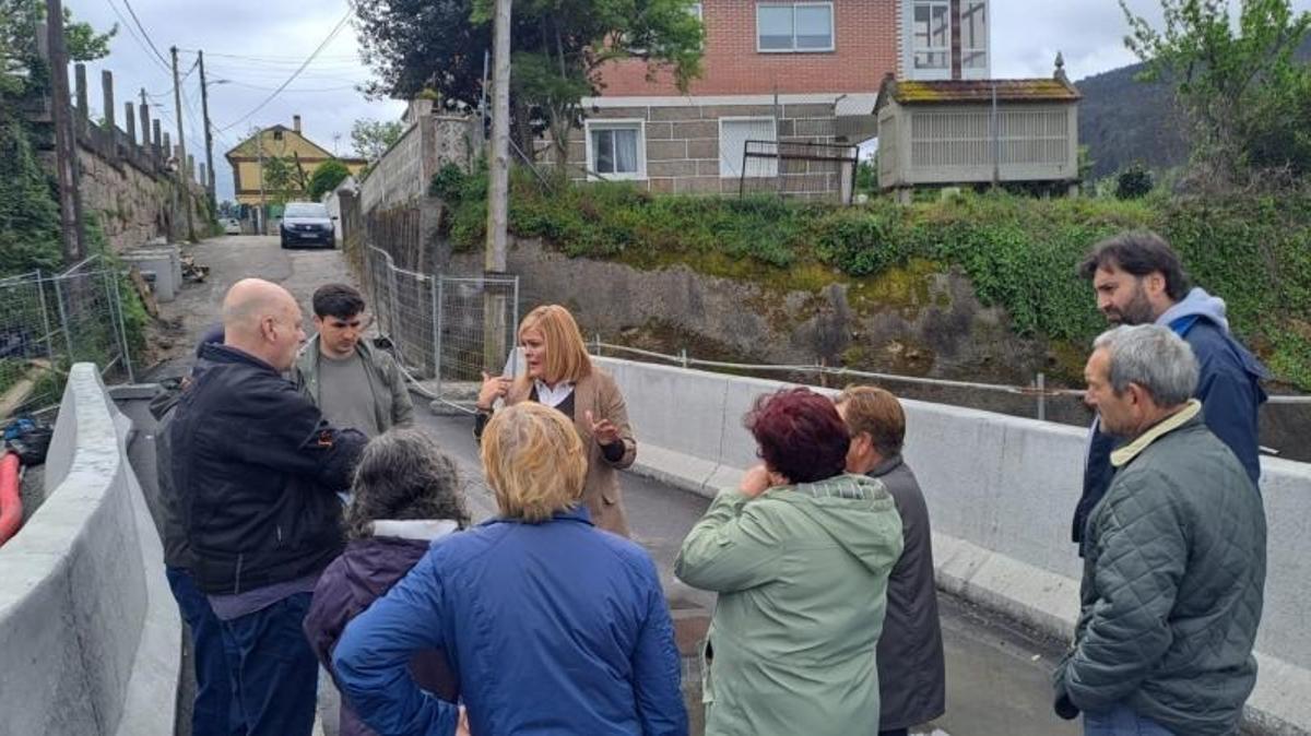Los vecinos con la alcaldesa Digna Rivas el mes pasado con las barreras de hormigón.