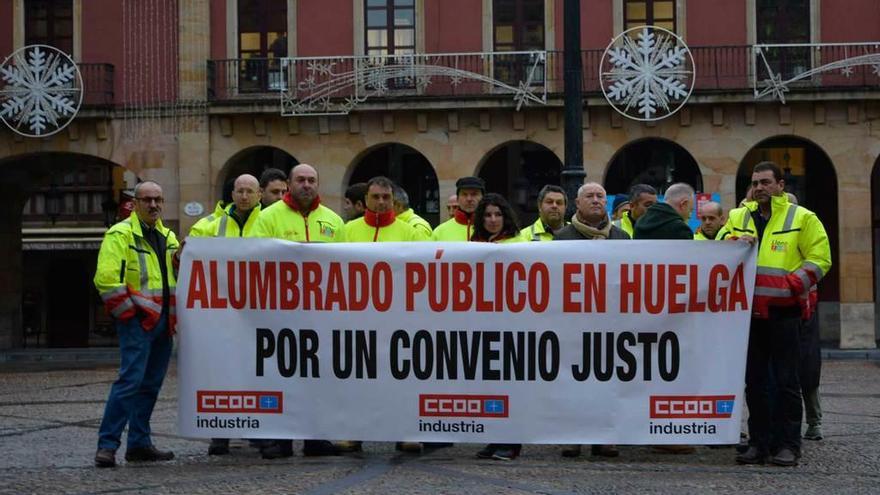 La concentración de trabajadores en la plaza Mayor.