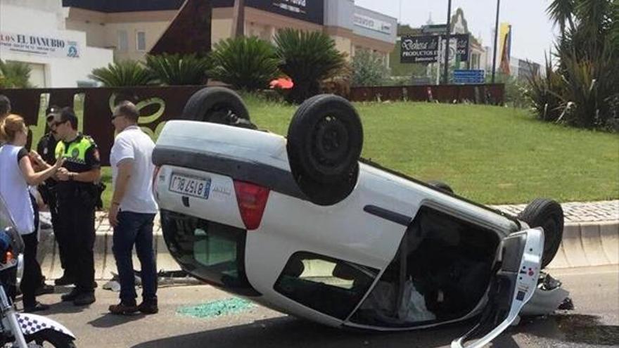 Dos heridas leves al chocar su coche con una rotonda en la carretera de Sevilla