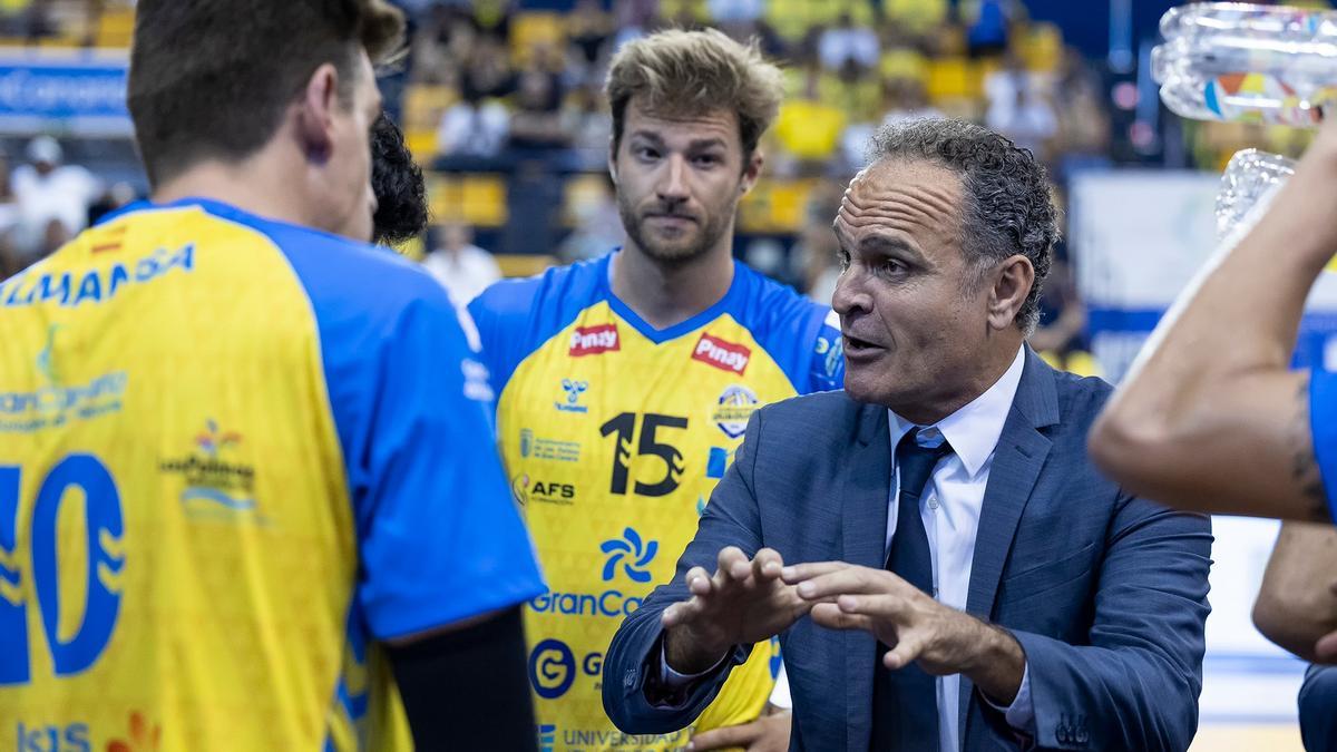 Sergio Miguel Camarero da instrucciones a sus hombres durante un tiempo muerto