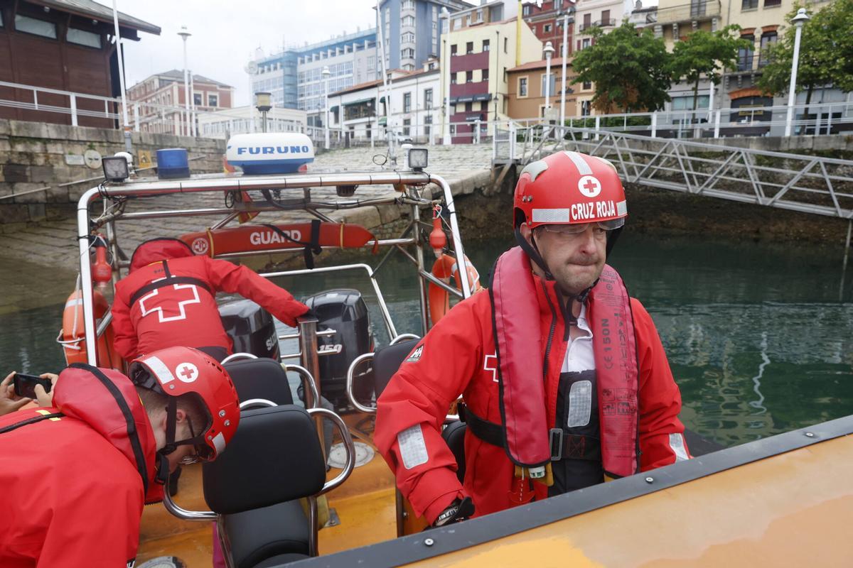 El control de la calidad de las aguas del mar de Gijón, en imágenes