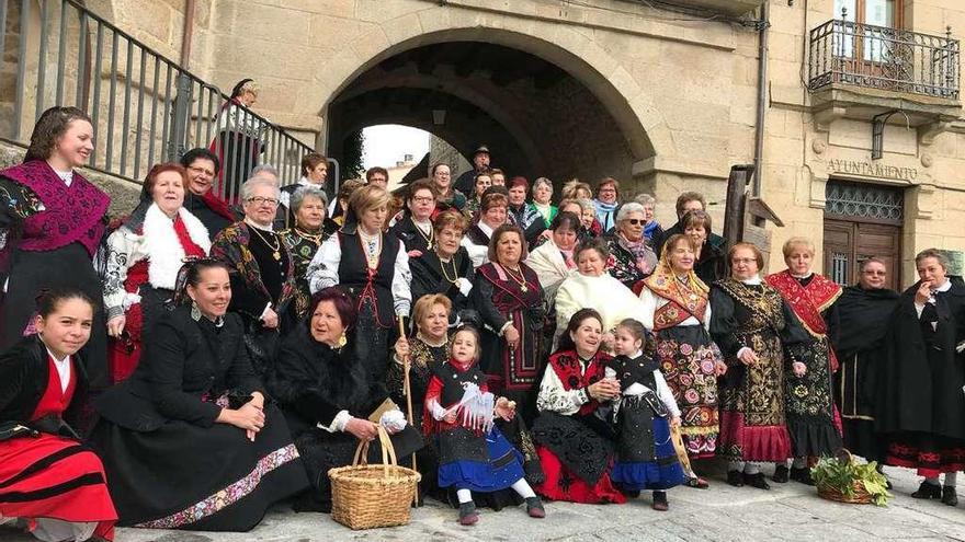 Grupo de águedas de la villa de Fermoselle en el arco de la Plaza Mayor.