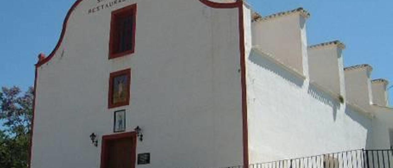 Imagen de la fachada de la ermita, situada a la entrada al casco urbano desde Alicante.