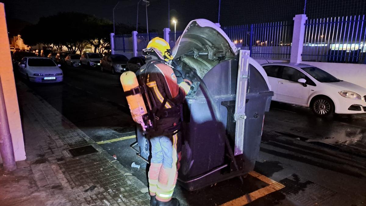Incendio de siete contenedores de basura y un coche en Arrecife