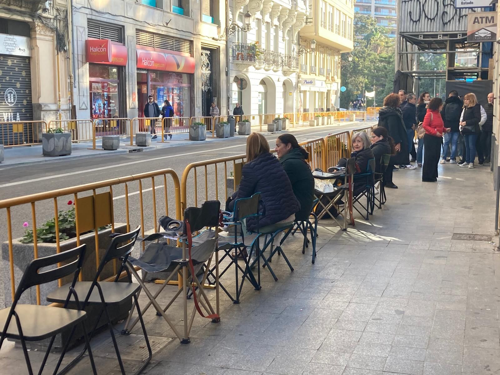 El público se lleva sus sillas más de diez horas antes de la cabalgata ante la falta de reservas