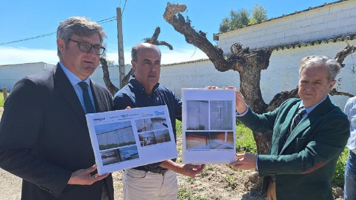 Las autoridades muestran los proyectos de los trabajos a acometer.