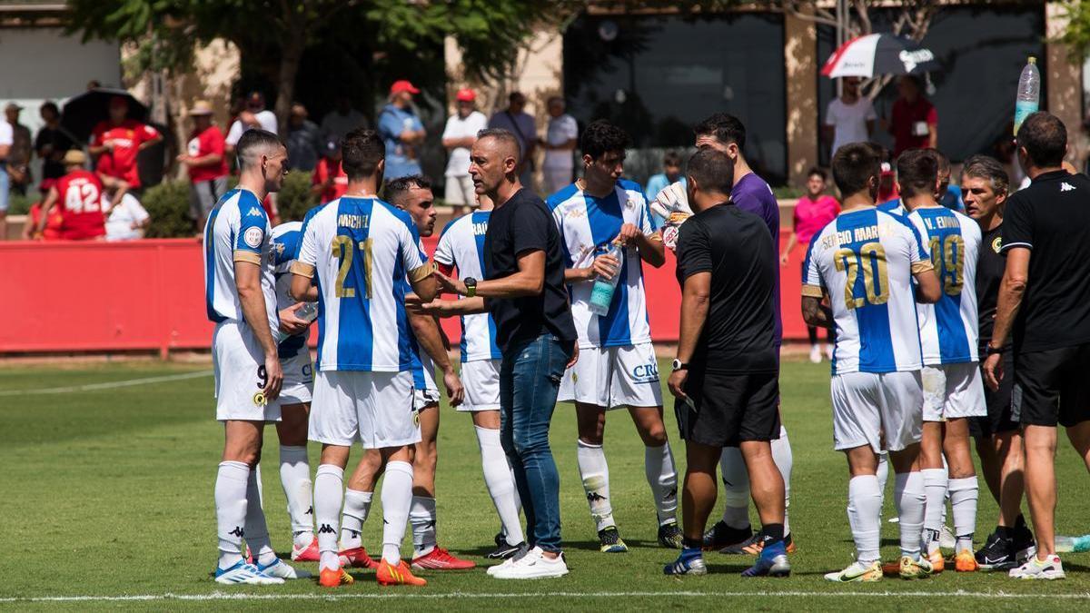 Ángel Rodríguez da instrucciones a los jugadores durante la pausa de hidratación.