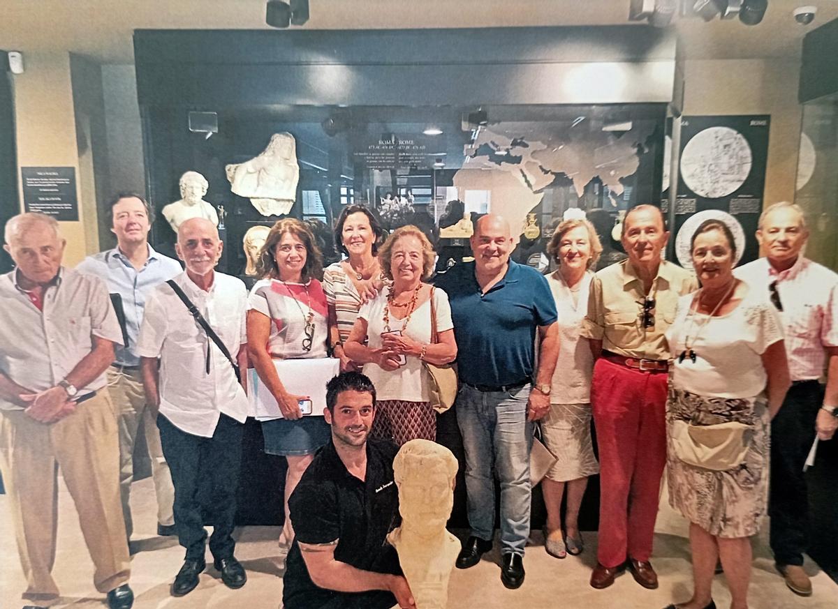 Antonio Gross y familiares, con Vicente Jiménez Ifergán, con Antonino Pío en su nuevo emplazamiento, en la Colección Ifergán, penúltimo destino antes del Museo de Málaga..