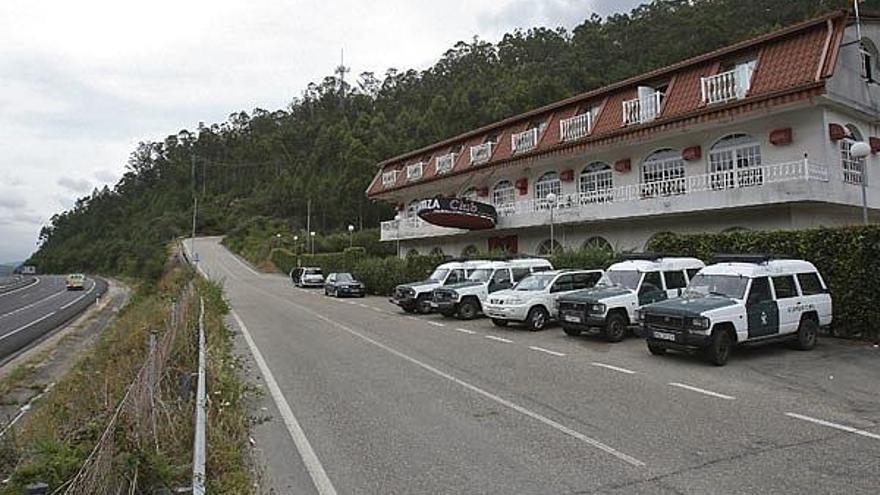 Unidades de la Guardia Civil, en las inmediaciones de Ponteareas (Pontevedra), hoy, en el proceso de búsqueda de una persona desaparecida en la zona, posiblemente, entre los municipios de Ponteareas y O Porriño