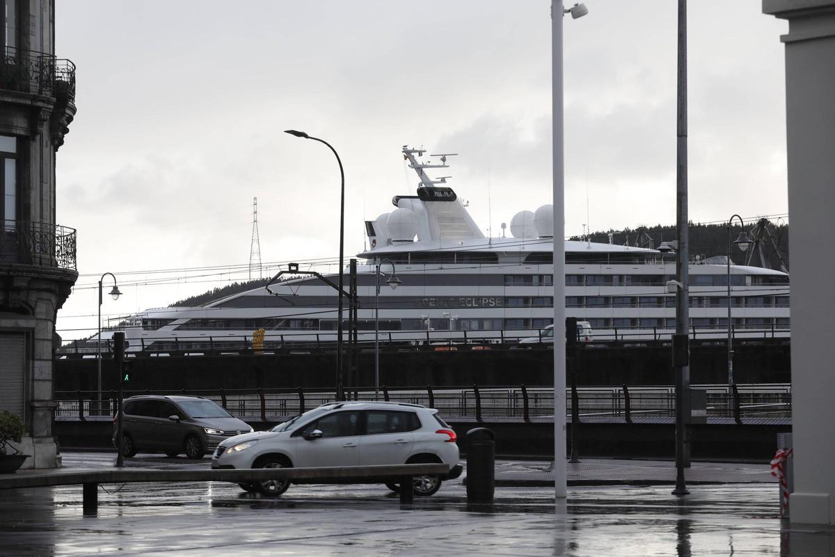 EN IMÁGENES: El Scenic Eclipse ya está en Avilés y la ciudad se llena cruceristas en la primera escala de la temporada EN IMÁGENES: El Scenic Eclipse ya está en Avilés y la ciudad se llena cruceristas en la primera escala de la temporada