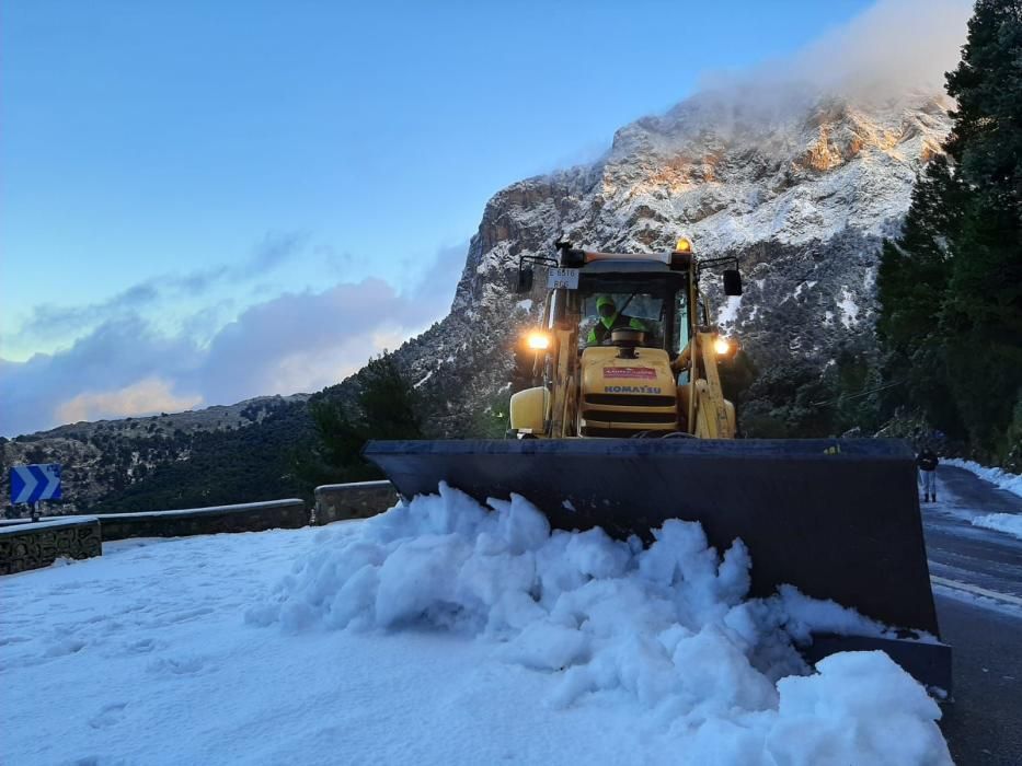 Schneefall auf Mallorca - Verkehrschaos in den Bergen