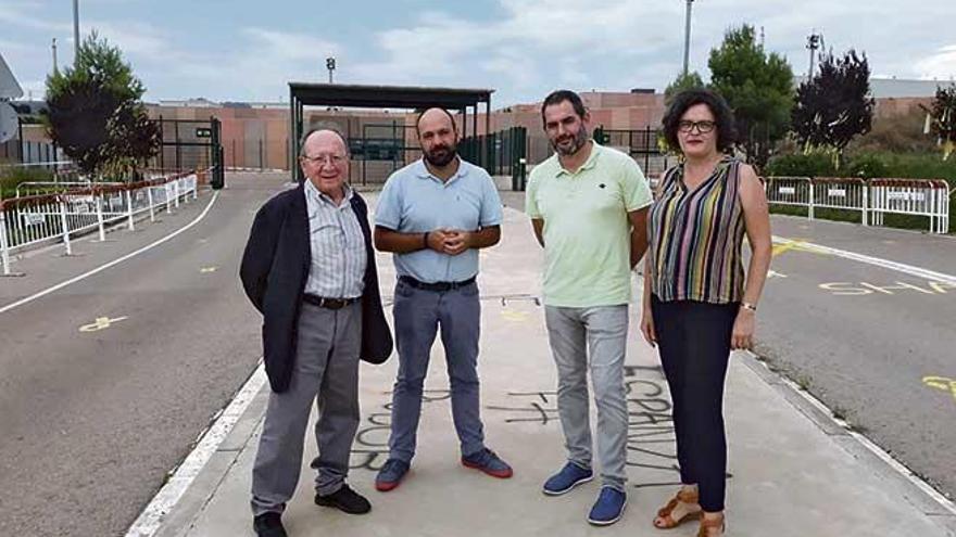 De Luis, con los representantes de Òmnium y Acció Cultural ante la cárcel de Lledoner.