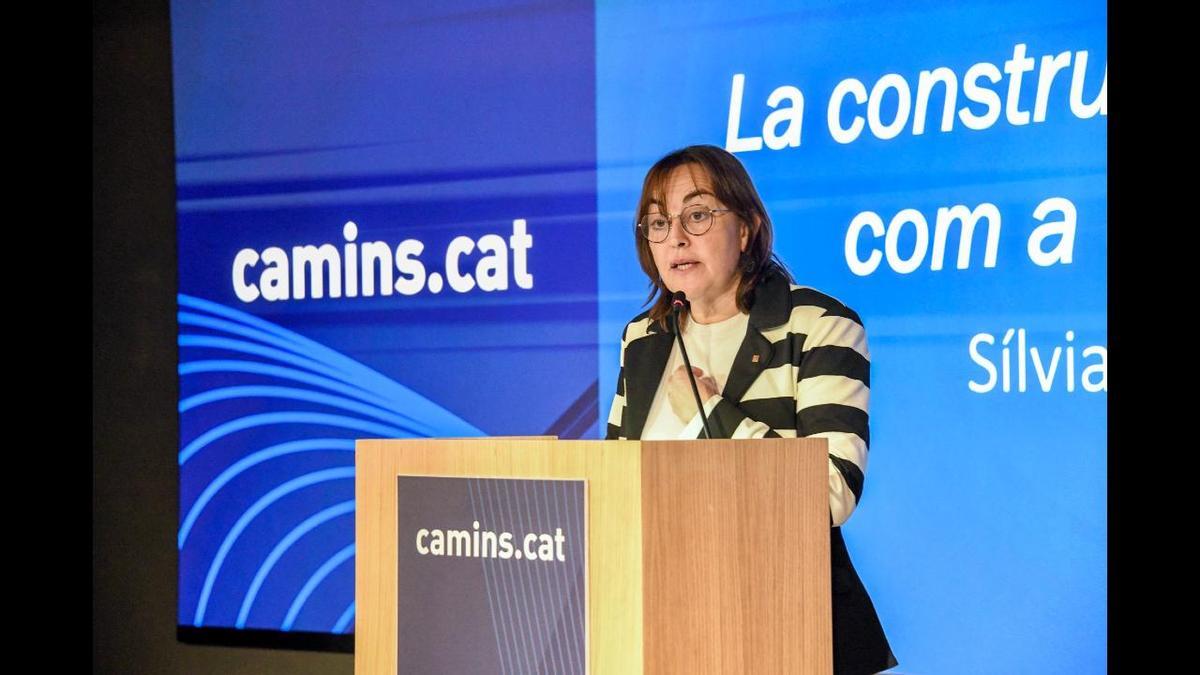La consellera de Territori, Sílvia Paneque, interviene en el acto de inauguración de la sede del Col·legi de Camins.