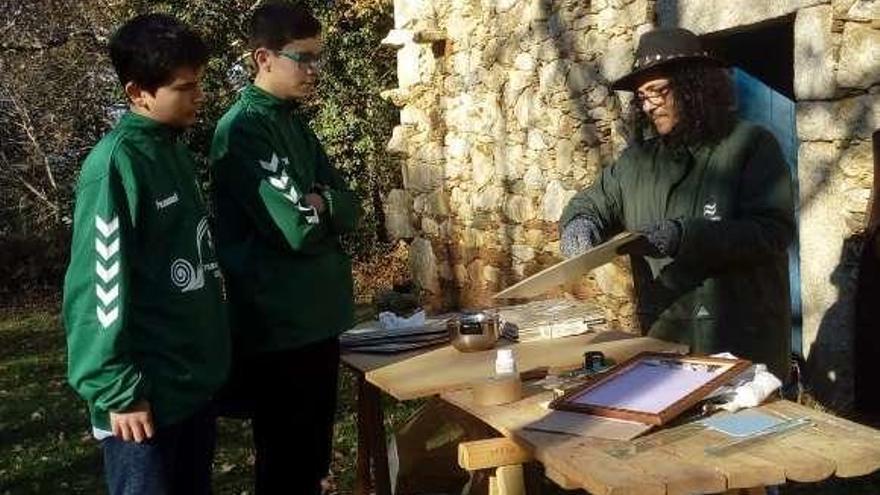 Carlos Santos durante su taller en Eira da Xoana. // Eira da Xoana