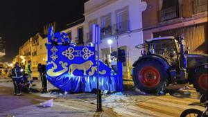 Una mujer ha fallecido este jueves y otras cinco han resultado heridas en la cabalgata de Reyes Magos en la localidad sevillana de Marchena. En la imagen, estado en que ha quedado la carroza aún en el lugar del suceso. 