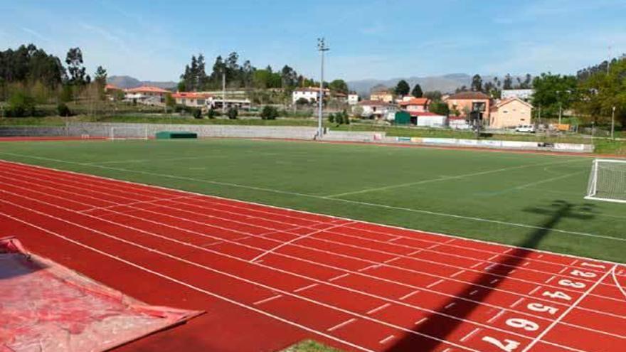 La pista de atletismo sobre la que trabajará el Sporting. A la derecha, una de las estancias del alojamiento del conjunto rojiblanco.