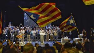 Carles Puigdemont interviene en el mitin de final de campaña de CDC en el teatro Kursaal de Manresa.