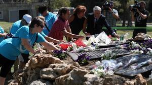 Familiares de las víctimas del accidente de Spanair depositan flores en el jardín de la Terminal 2 en el aeropuerto de Madrid.