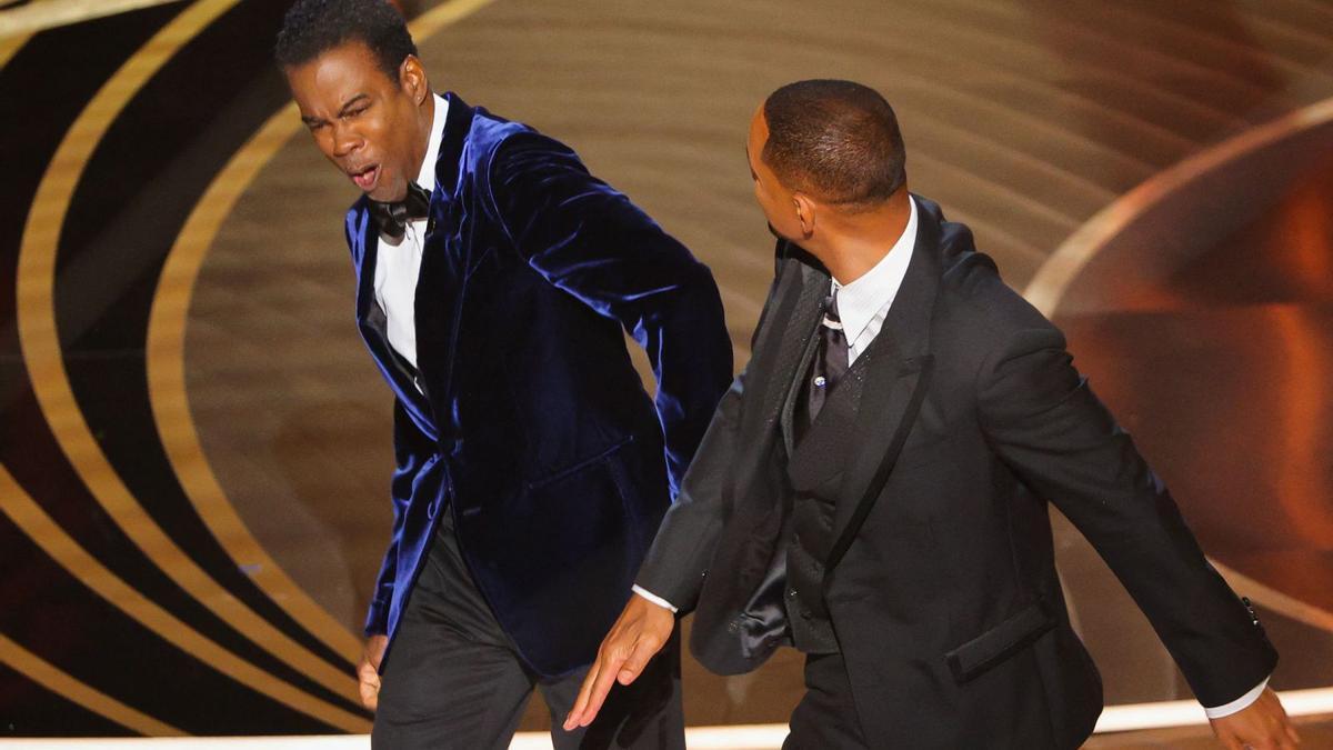 Will Smith just després de donar una bufetada a Chris Rock en plena gala d’entrega dels Oscar. | BRYAN SNAIDER/REUTERS