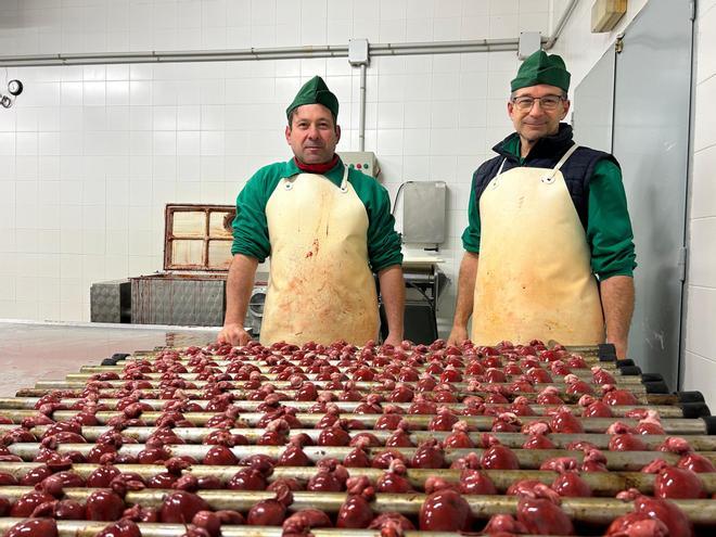 EN IMÁGENES: Así elaboran embutidos en La Venta, empresa de Mallecina (Salas) con más de 70 años de historia