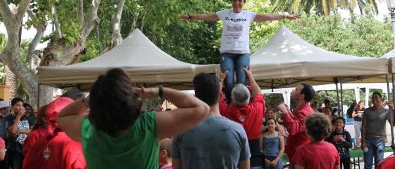 Refugiados y familiares se sumaron a la Muixeranga de Sueca para levantar una torre humana.