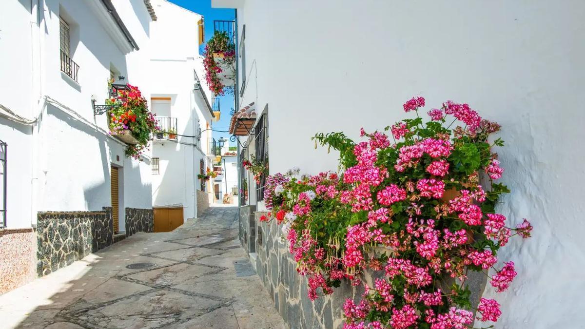 Igualeja, el pueblo de Málaga donde nace un río dentro de una cueva