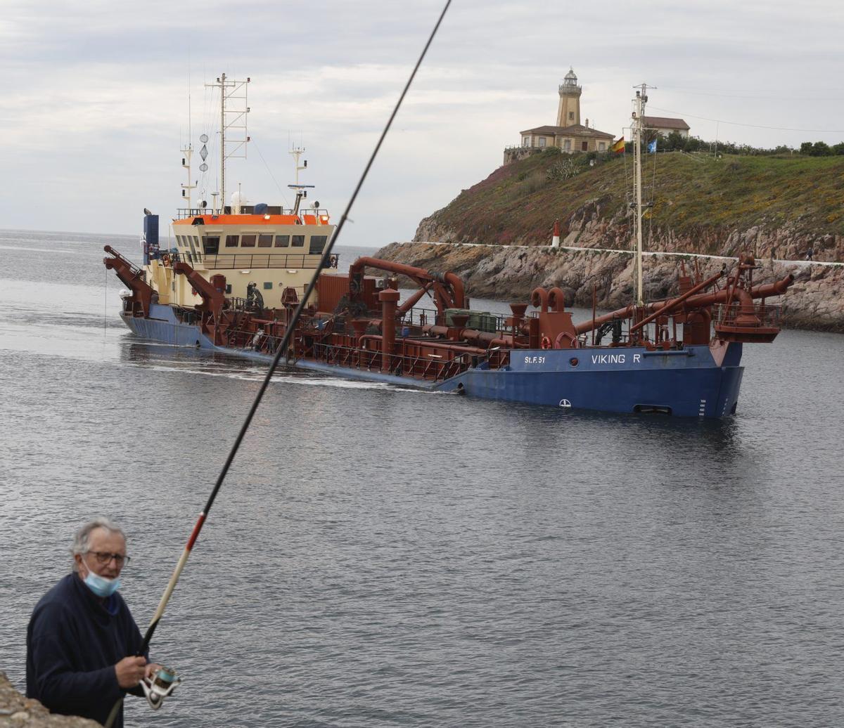 Una de las últimas operaciones de dragado en la bocana del Puerto de Avilés.  | M. VILLAMUZA