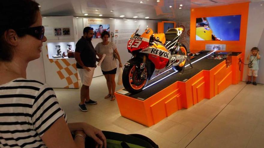 Visitantes de la muestra observan la máquina con la que Márquez ganó su primer Mundial en MotoGP.