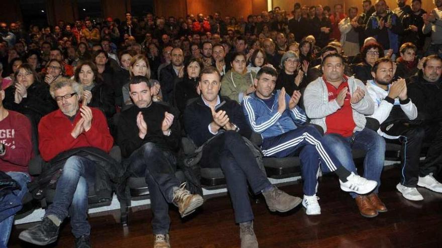 Público asistente al pleno de A Illa, primera localidad en la que se votó en contra de la polémica ley. // N.P.