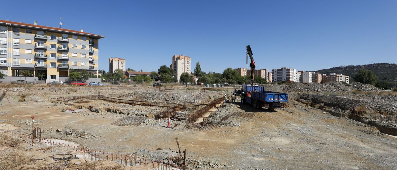 Obras del nuevo colegio de PROA, actualmente paralizadas, en Cáceres.