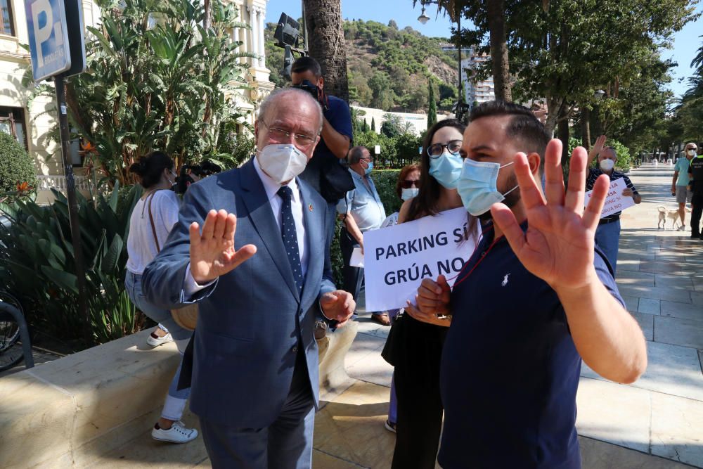 Protesta de los vecinos de La Princesa frente al Ayuntamiento de Málaga