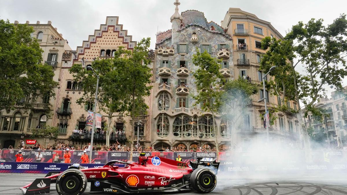 Sainz ha dado espectáculo con el Ferrari en el Passeig de Gràcia de Barcelona