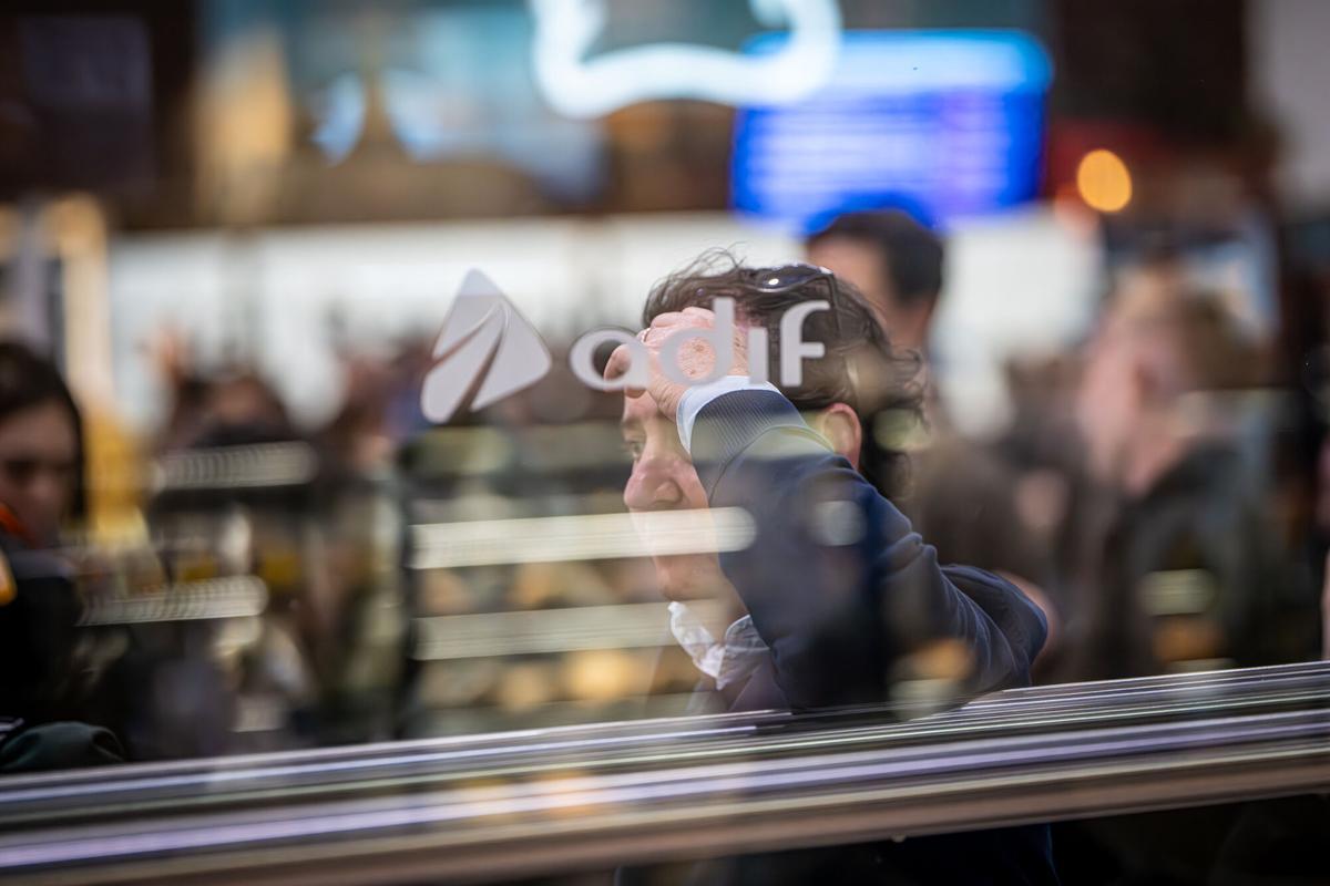 Ambiente esta tarde en la estación de  Sants de Barcelona. Trenes saturados y retrasos, tras el temporal